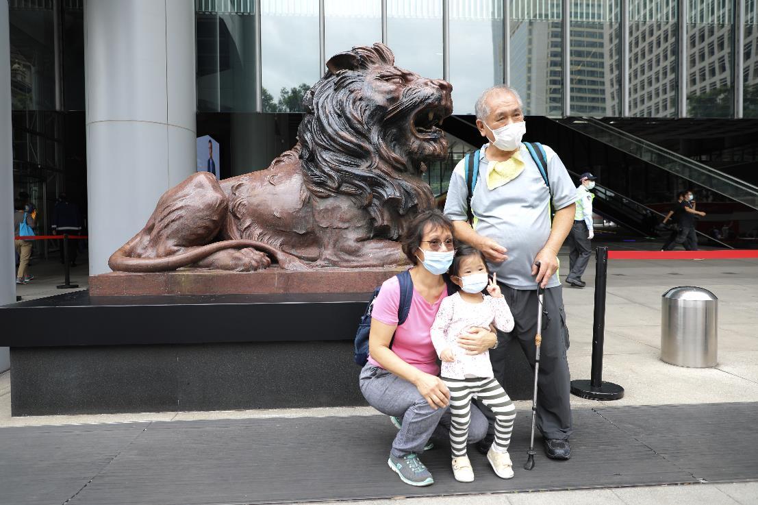 市民在銅獅子前影相留念