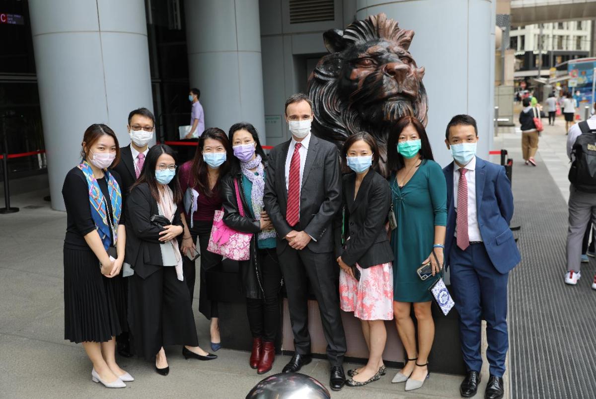 今日（22日）上午，滙豐銅獅解封，工作人員為獅子揭布並點睛。一些市民和滙豐員工特地前來合影留念。現場可見銅獅身上大部分污漬被清理，只留有此前被燒過的痕跡。
市民林先生表示，見到銅獅解封感到高興，形容銅獅是屬於香港人的集體回憶，他希望滙豐能夠將總部搬回香港，早日重振旗鼓。（點新聞記者李斯哲攝）