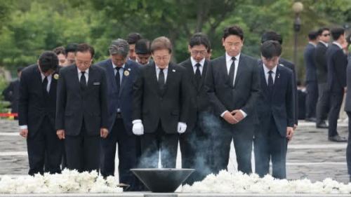 （有片）韓媒：李在明含淚祭拜盧武鉉　誓言繼承其遺志