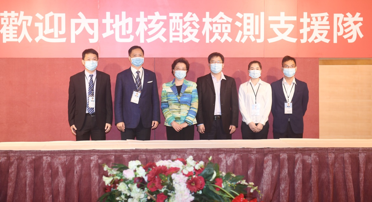 香港中聯辦副主任仇鴻到內地核酸檢測支援隊住地慰問看望。（點新聞記者攝）