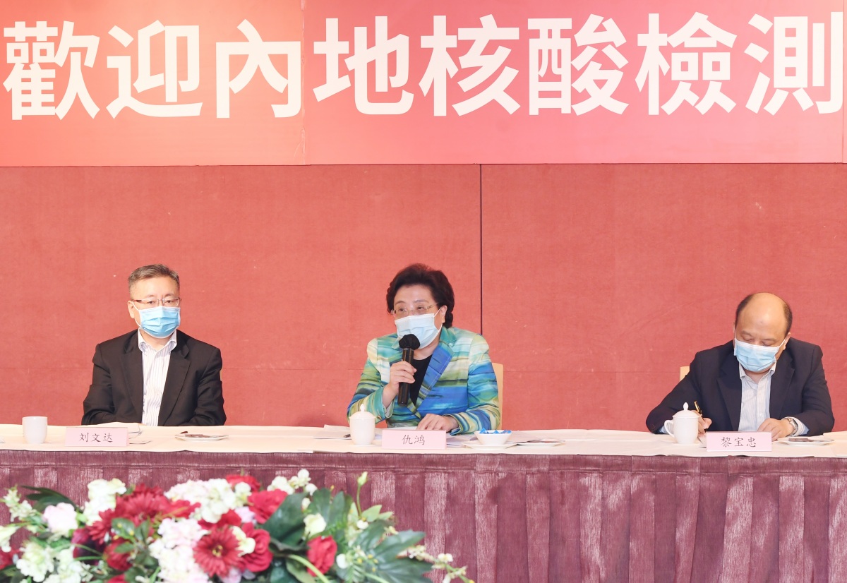 香港中聯辦副主任仇鴻到內地核酸檢測支援隊住地慰問看望。（點新聞記者攝）