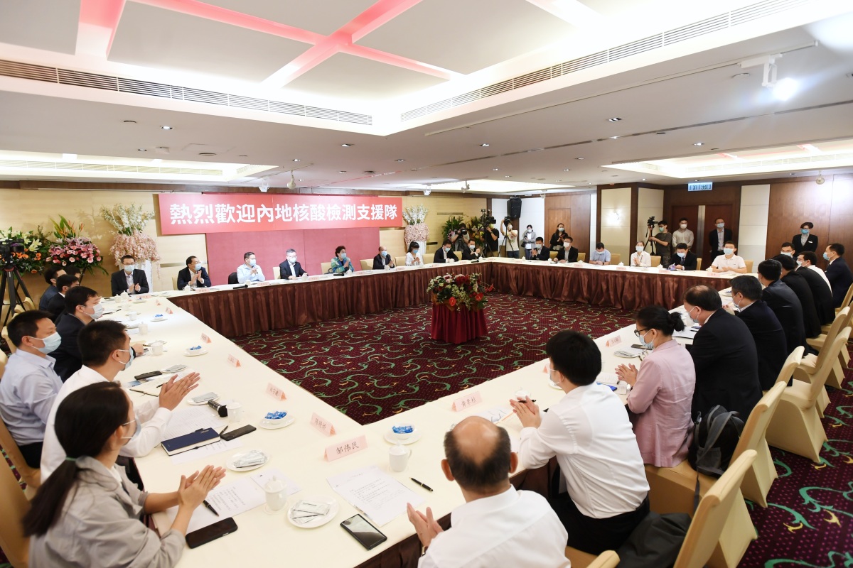 香港中聯辦副主任仇鴻到內地核酸檢測支援隊住地慰問看望。（點新聞記者攝）