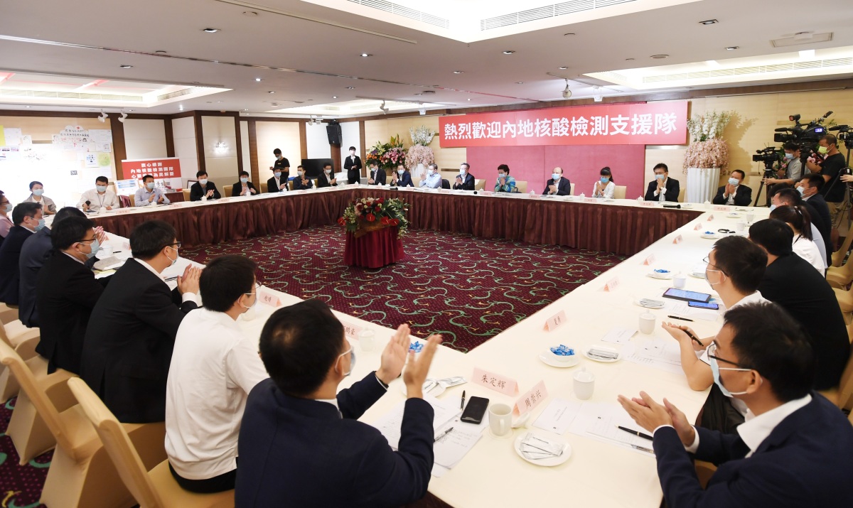 香港中聯辦副主任仇鴻到內地核酸檢測支援隊住地慰問看望。（點新聞記者攝）