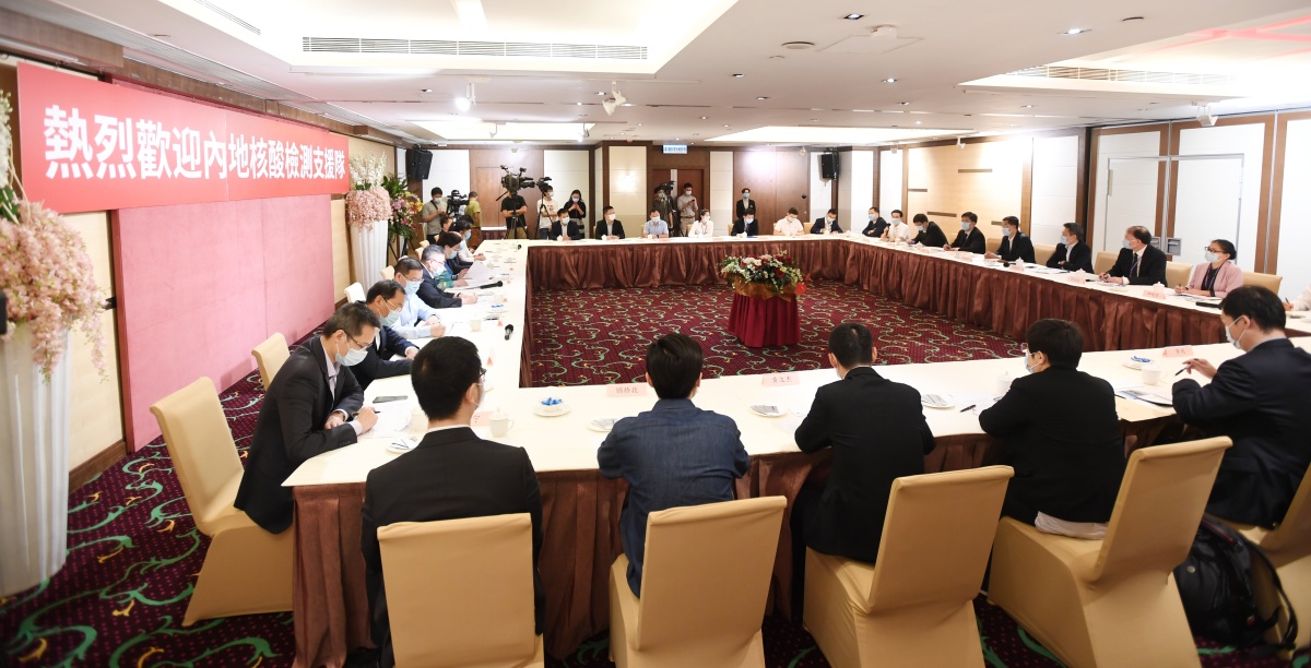 香港中聯辦副主任仇鴻到內地核酸檢測支援隊住地慰問看望。（點新聞記者攝）