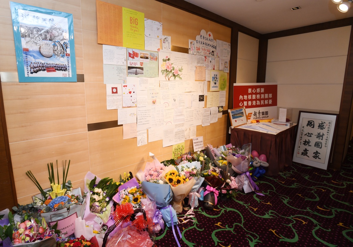 香港各界市民團體將親手製作的心意卡等致送內地支援隊，表達崇高敬意和衷心感謝。（點新聞記者攝）