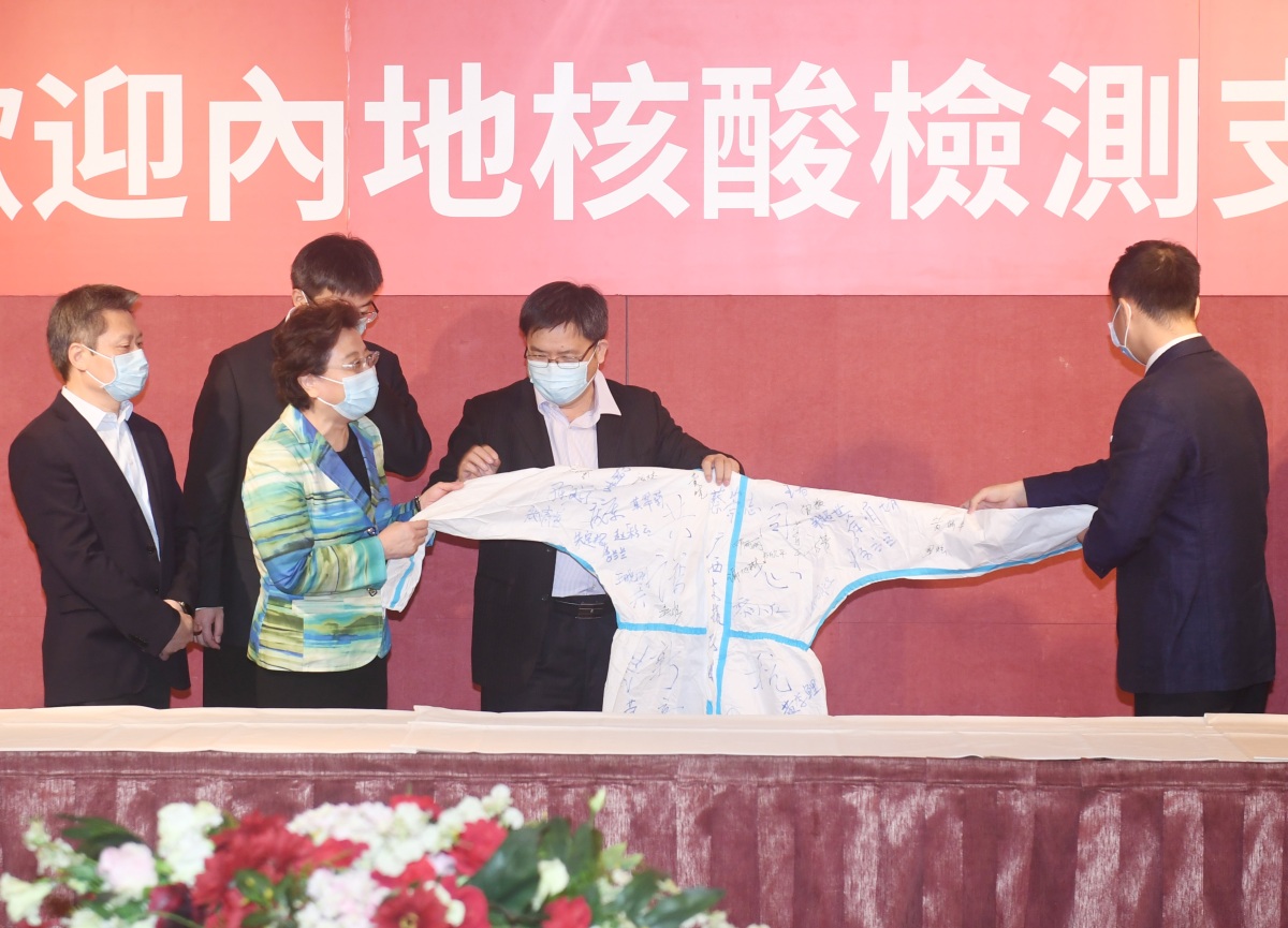 香港中聯辦副主任仇鴻到內地核酸檢測支援隊住地慰問看望。（點新聞記者攝）