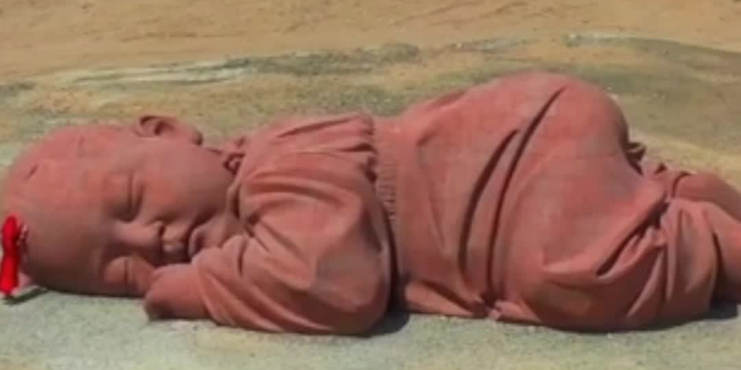 OMG Sculpture art China's giant baby Video DotDotNews
