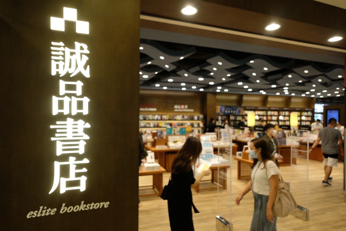 深受文青喜愛的台灣連鎖書店誠品書店位於奧海城三期的分店，將在明日（17日）試營運，佔地約8千呎，書量超過4萬冊，設有書店暢銷榜、重點書推薦平台、誠品兒童館等。書店今日（16日）安排媒體導覽日，店內設施搶先曝光。

（點新聞記者麥鈞傑攝）