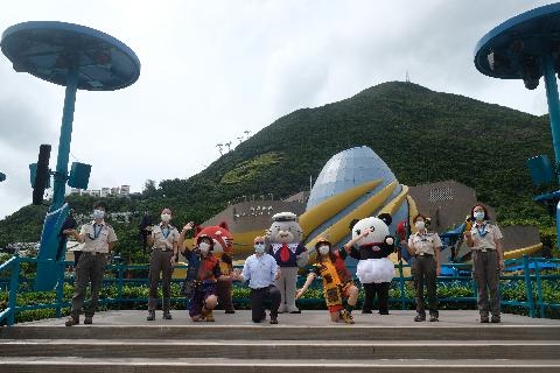 香港疫情趨於緩和，政府放寬防疫措施，海洋公園今日（18日）重新開放，大批市民一大早即往還海洋公園門口排隊，等候入場。現場所見，有家長帶同小朋友前來。此時此刻，相信最開心的一定是小朋友。（點新聞記者麥鈞傑 香港文匯報記者攝）