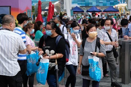 香港疫情趨於緩和，政府放寬防疫措施，海洋公園今日（18日）重新開放，大批市民一大早即往還海洋公園門口排隊，等候入場。現場所見，有家長帶同小朋友前來。此時此刻，相信最開心的一定是小朋友。（點新聞記者 麥鈞傑攝）