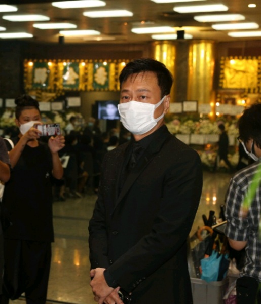黎耀祥向前輩致哀。（點新聞記者攝）