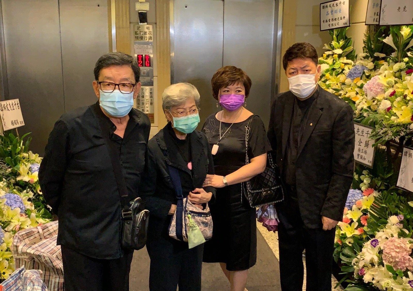 修哥胡楓（左一）和羅蘭（左二）雖然年事已高，亦親自來送別老友。（點新聞記者攝）