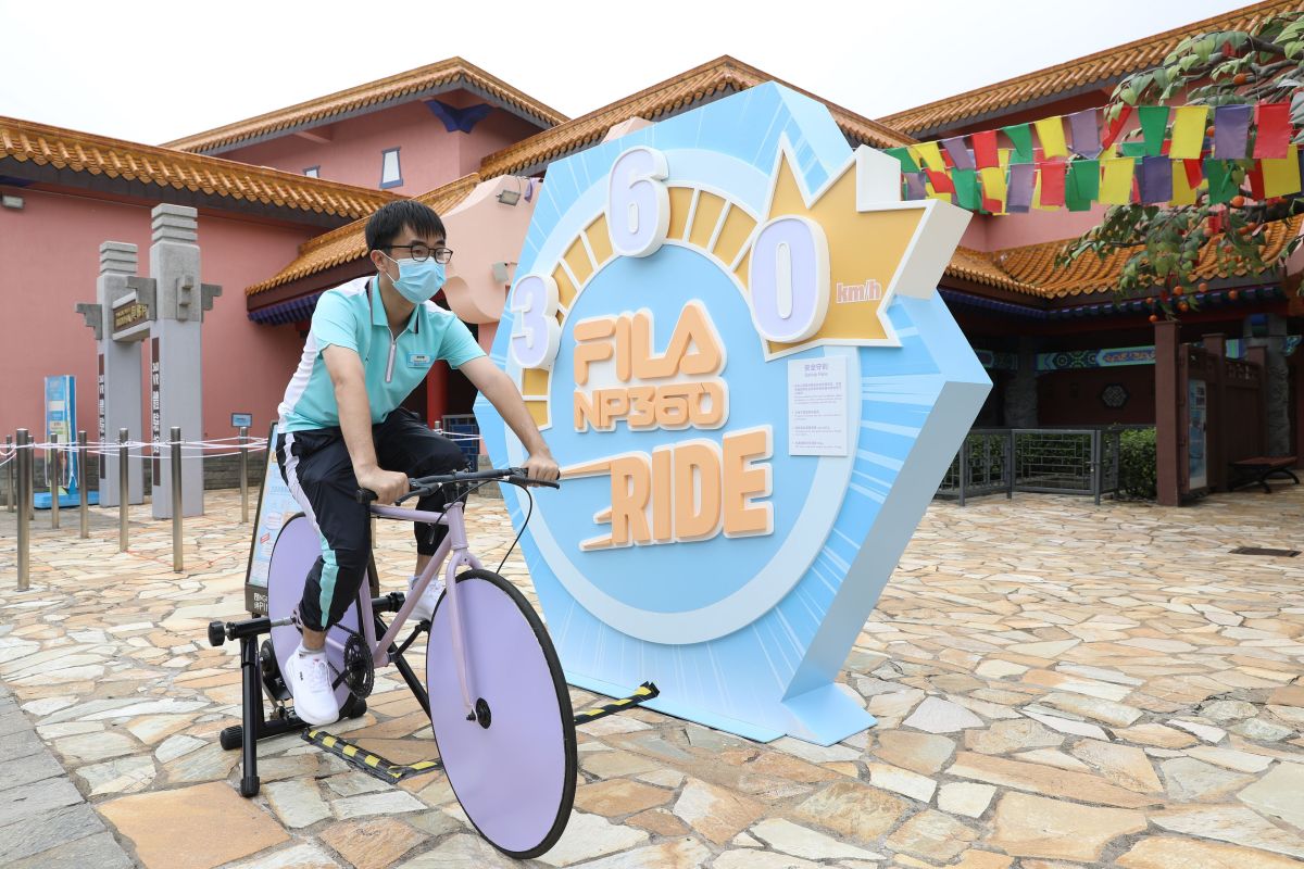 昂坪360董事總經理劉偉明表示，活動以糖果色系裝置和戶外運動為主題，於主題纜車車廂及昂坪市集內的場景佈置和互動遊戲呈現，鼓勵市民多做運動。（點新聞記者李斯哲攝）