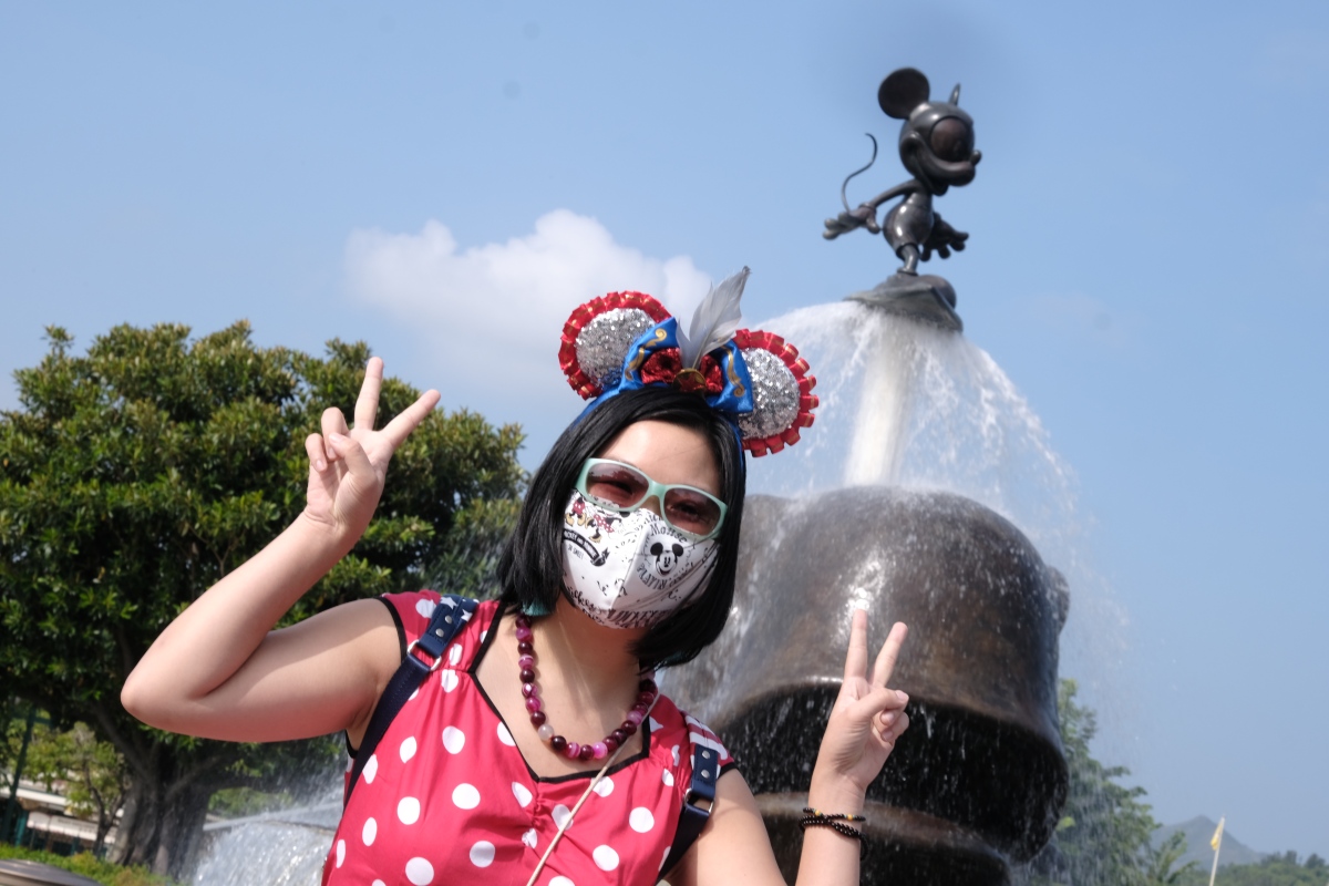 香港迪士尼樂園今日（25日）重新開放，因應政府要求實施人數管制及採用網上預約入園系統，所有賓客都需要透過迪士尼樂園入園預約網站，以有效門票或會員卡預約到訪日期。樂園表示，目前入園預約反應熱烈，未來幾天直至下星期的預約限額接近爆滿。迪士尼樂園重開會嚴格遵守健康及安全措施以及社交距離限制。開園初期也會實施一星期營運五天的安排，逢星期二和四（公眾假期及香港迪士尼指定特別日子除外）會暫停開放，直至另行通知。（點新聞記者攝）