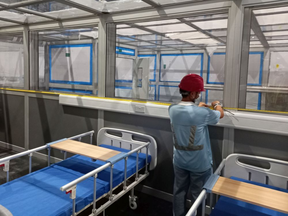 現時，亞博館增建的社區治療設施，大部分病床隔間、負壓病房模塊等已經放置妥當。