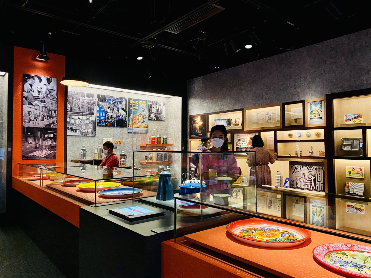 1. 開放時間為每日上午10時至下午5時，休館日除外，入場會限制人數以控制人流 。
2. 採取分段式入場安排，每節兩小時，開放時段為：
①上午10時至中午12時 ②下午12時半至下午2時半 ③下午3時至下午5時
3. 每日即場派籌，時間分別為 : 上午10時 / 中午12時 / 下午2時半
4. 開放展覽包括：「香港故事」（免費）、「『工』不可沒 ── 香港工業傳奇」（門票HKD 10）、「舊影藏珍——香港早期歷史圖片展」（免費）