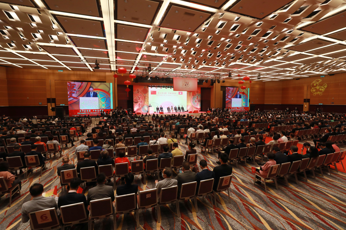 「香江賀國慶 中秋喜團圓」香港同胞慶祝中華人民共和國成立71周年大會今日（30日）上午10時在香港會議展覽中心隆重舉行。香港各界人士一起欣賞精彩演出，同賀國慶，共同迎接中秋佳節。（點新聞記者攝）