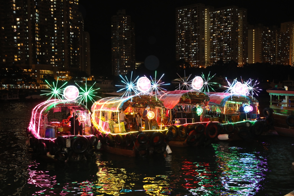 香港南區各界慶祝國慶籌備委員會今日（30日）傍晚舉行「彩艇．漁港情」國慶活動，多艘充滿懷舊特色的舢舨，配以現代化設計的LED燈裝飾，化身為閃亮繽紛的彩艇，上演一場具地區特色的國慶慶典。（點新聞記者萬霜靈攝）