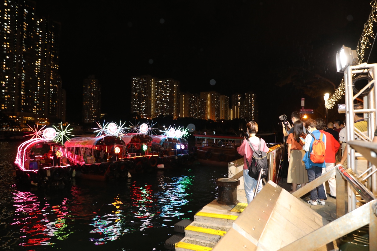 香港南區舉行「彩艇．漁港情」國慶活動，上演一場具地區特色的國慶慶典。（點新聞記者萬霜靈攝）