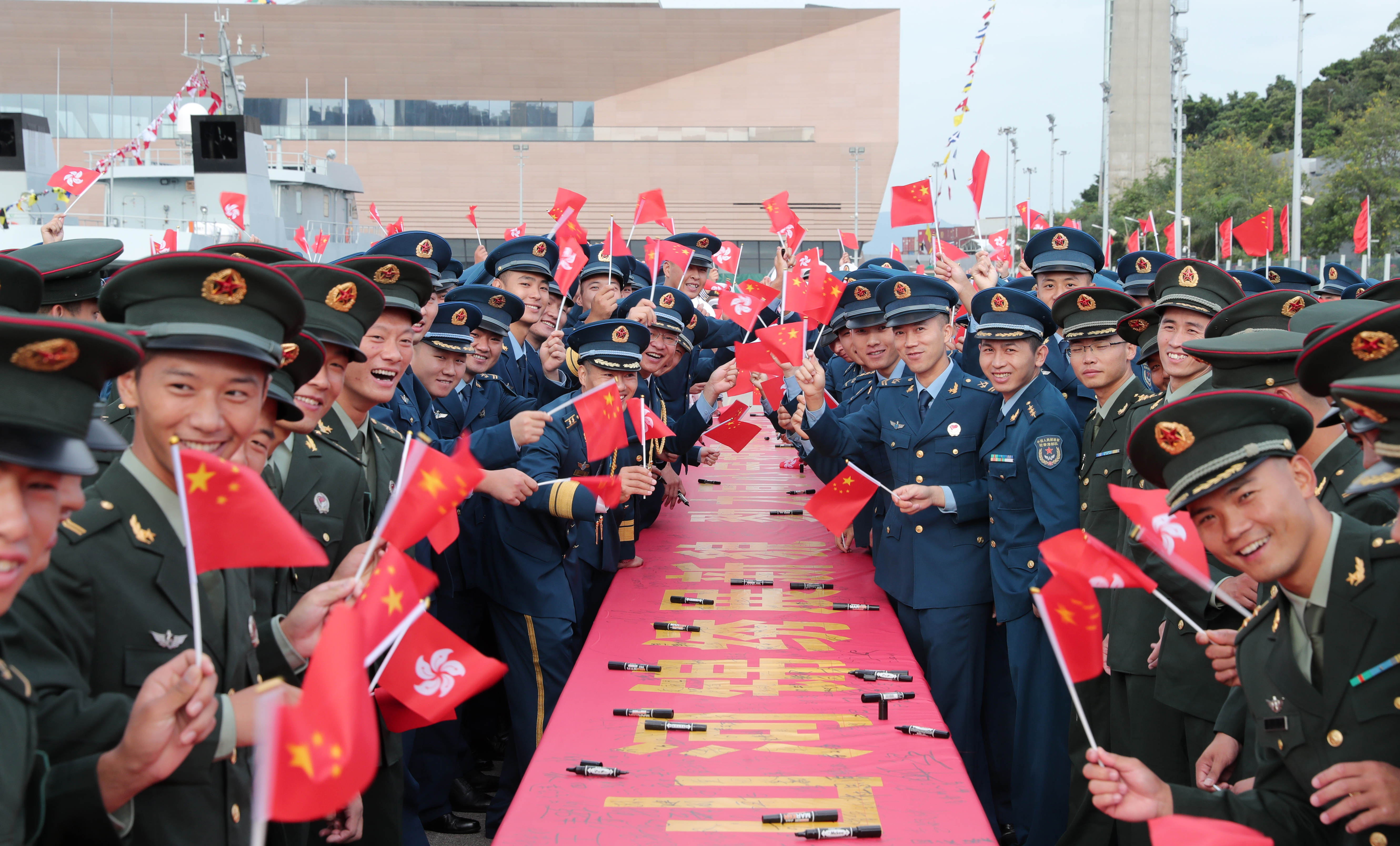 升旗儀式結束後，官兵們一同唱響《歌唱祖國》，向祖國母親獻上最誠摯的祝福。（香江礪劍供圖）