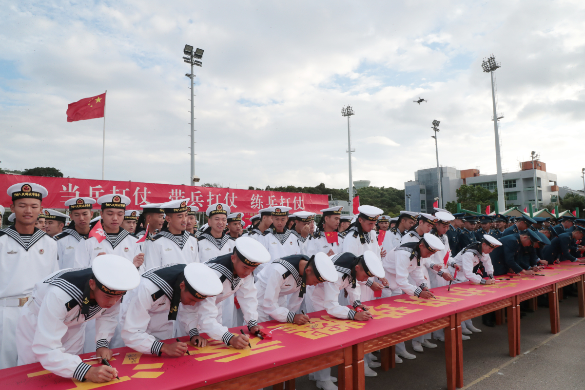 升旗儀式結束後，官兵們一同唱響《歌唱祖國》，向祖國母親獻上最誠摯的祝福。（香江礪劍供圖）