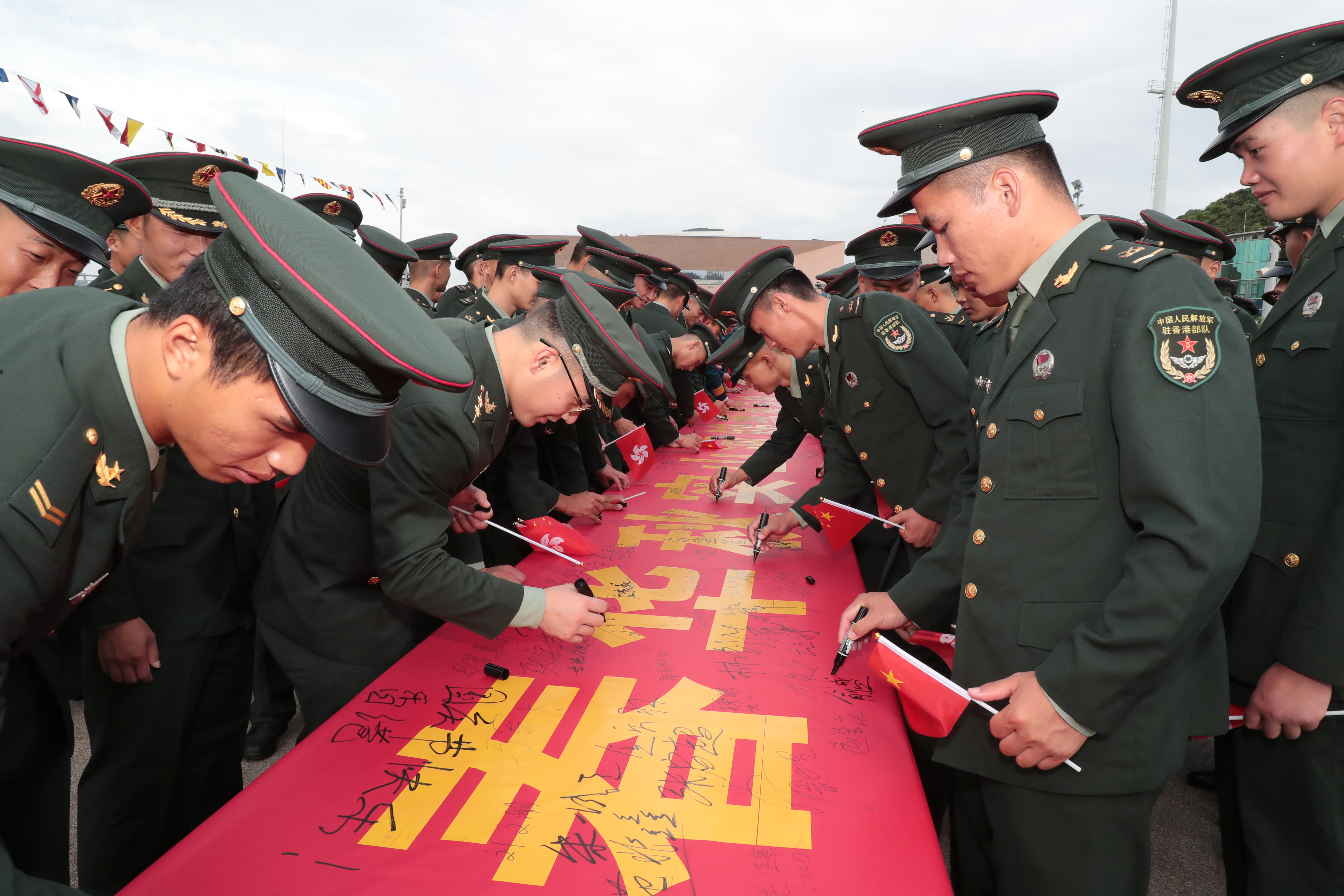 升旗儀式結束後，官兵們一同唱響《歌唱祖國》，向祖國母親獻上最誠摯的祝福。（香江礪劍供圖）