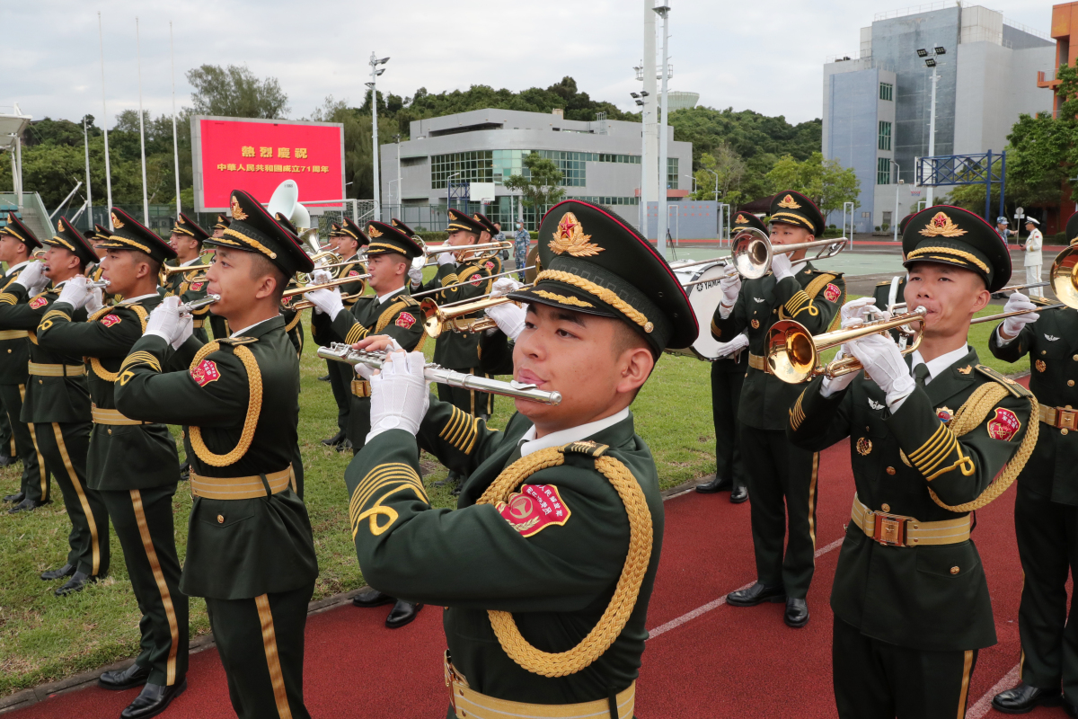 駐港部隊陸海空三軍今日於昂船洲軍營操場隆重舉行升國旗儀式。（香江礪劍供圖）