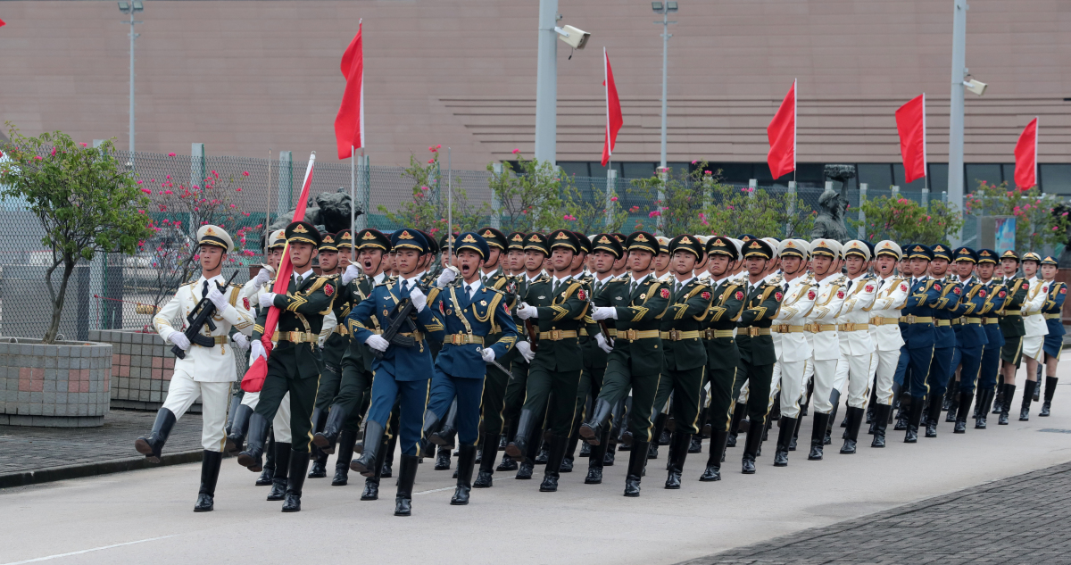 駐港部隊陸海空三軍今日於昂船洲軍營操場隆重舉行升國旗儀式。（香江礪劍供圖）