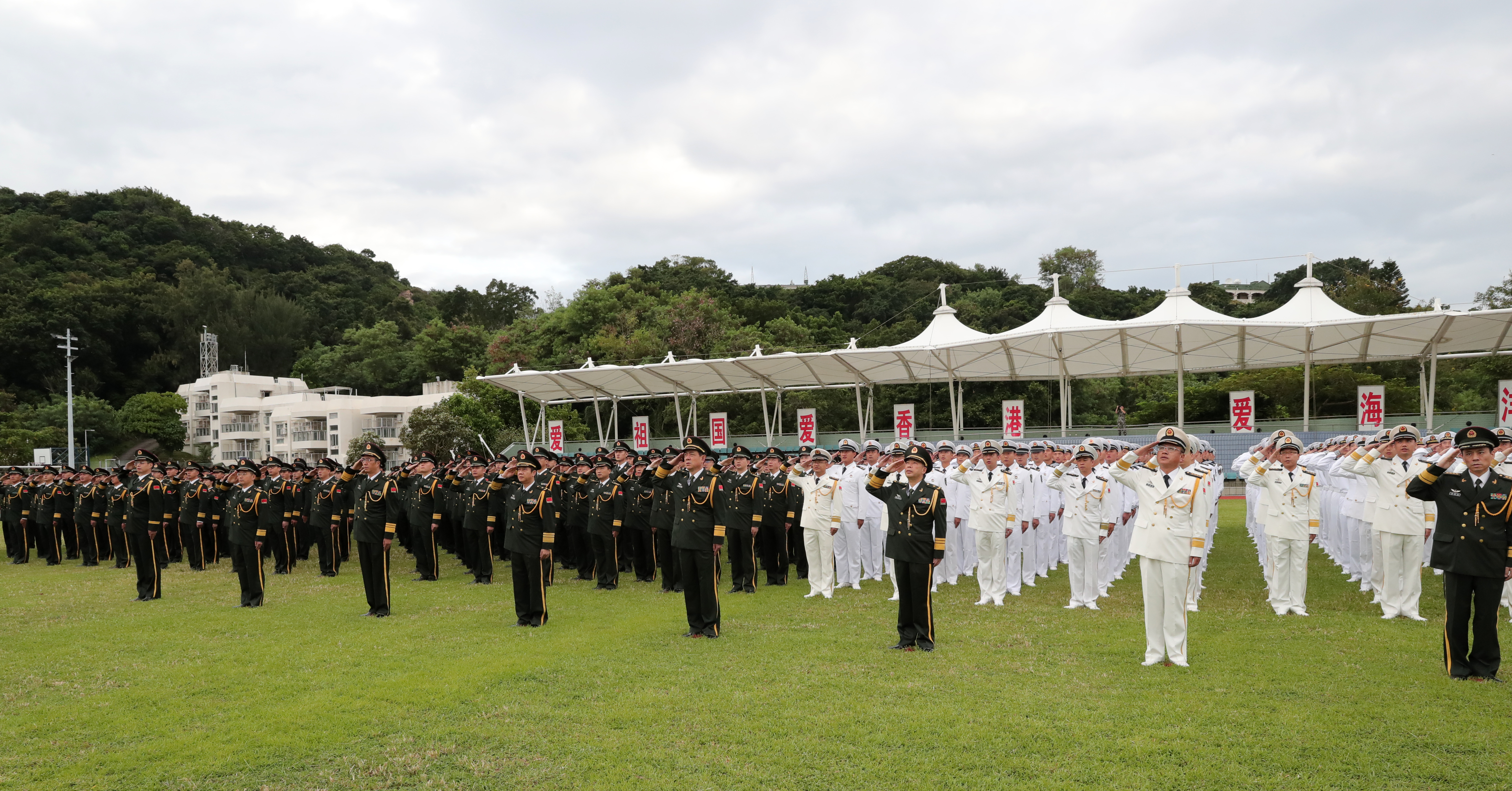 今日（1日）是國慶節，駐守祖國東方之珠的解放軍駐香港部隊陸海空三軍於昂船洲軍營操場隆重舉行升國旗儀式，熱烈慶祝國慶佳節。升旗儀式結束後，官兵們一同唱響《歌唱祖國》，向祖國母親獻上最誠摯的祝福。（香江礪劍供圖）