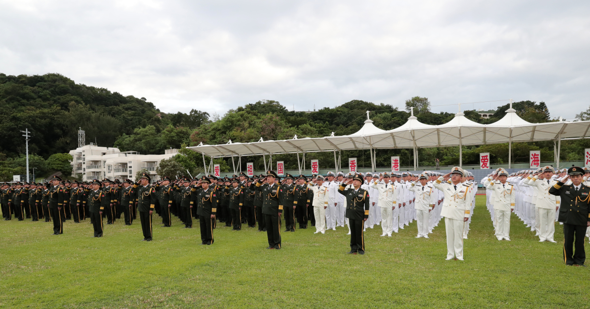 今日（1日）是國慶節，駐守祖國東方之珠的解放軍駐香港部隊陸海空三軍於昂船洲軍營操場隆重舉行升國旗儀式，熱烈慶祝國慶佳節。升旗儀式結束後，官兵們一同唱響《歌唱祖國》，向祖國母親獻上最誠摯的祝福。（香江礪劍供圖）