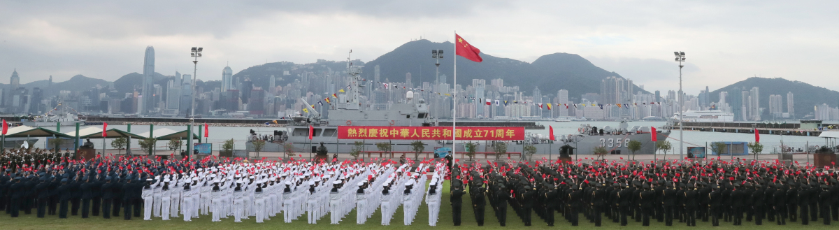 駐港部隊陸海空三軍今日於昂船洲軍營操場隆重舉行升國旗儀式。（香江礪劍供圖）