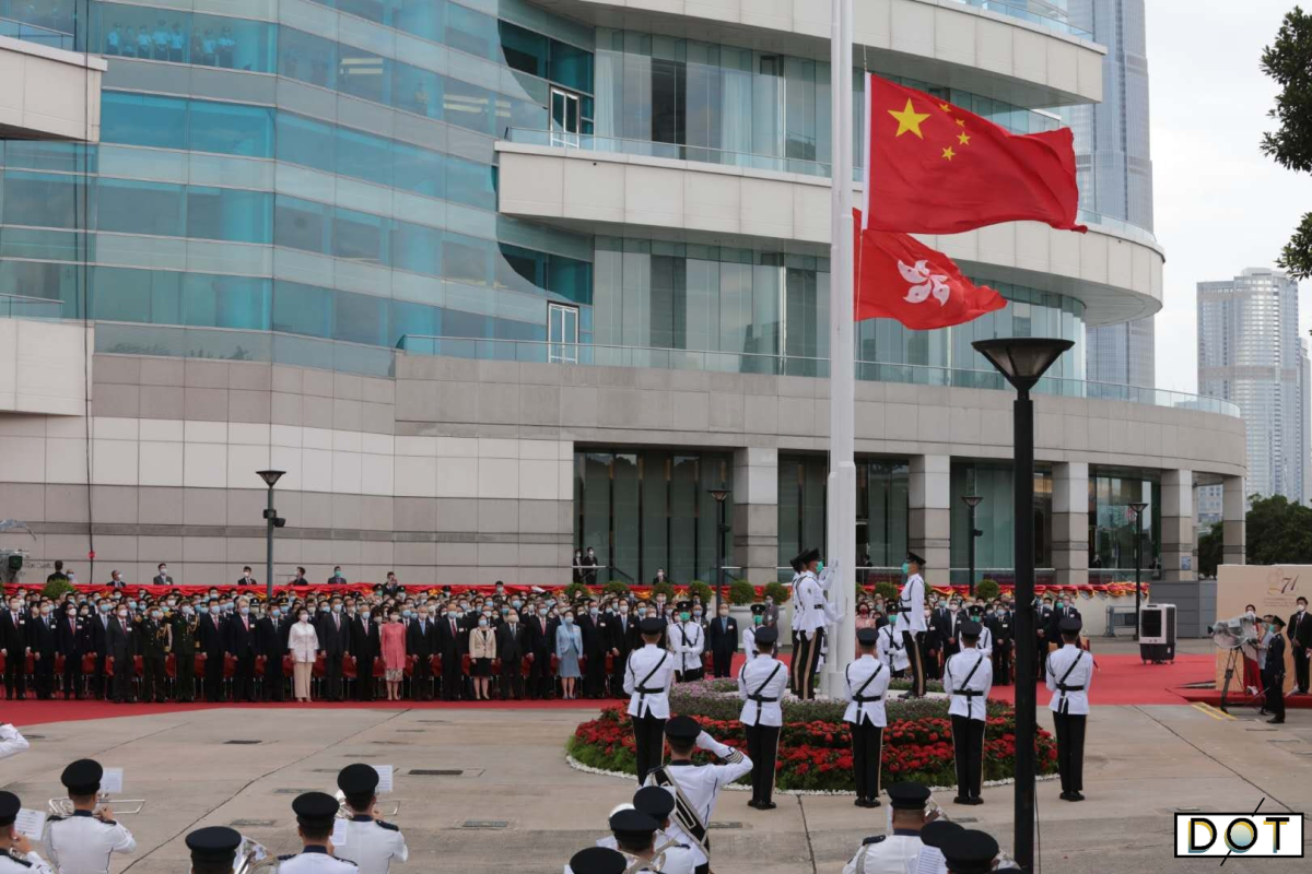 China's national flag and the HKSAR flag were hoisted and the national anthem was played at the Golden Bauhinia Square in HK on Thursday morning. (DotDotNews)