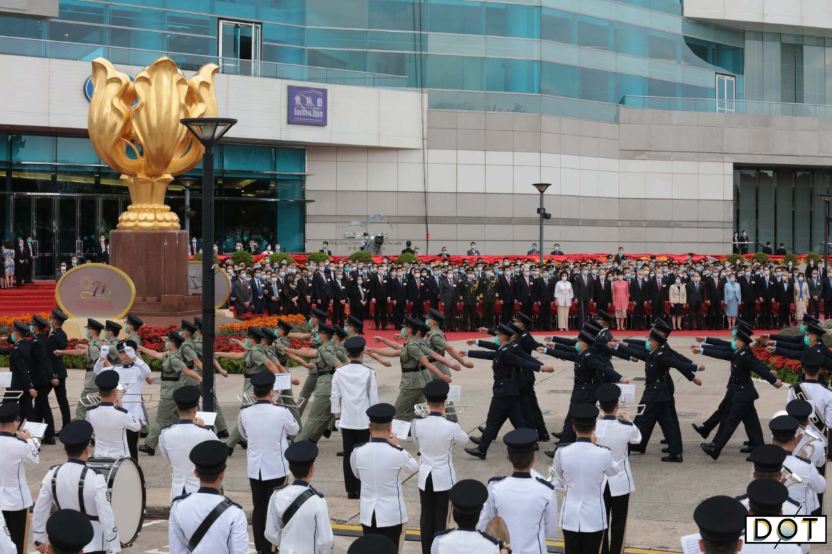 China's national flag and the HKSAR flag were hoisted and the national anthem was played at the Golden Bauhinia Square in HK on Thursday morning. (DotDotNews)