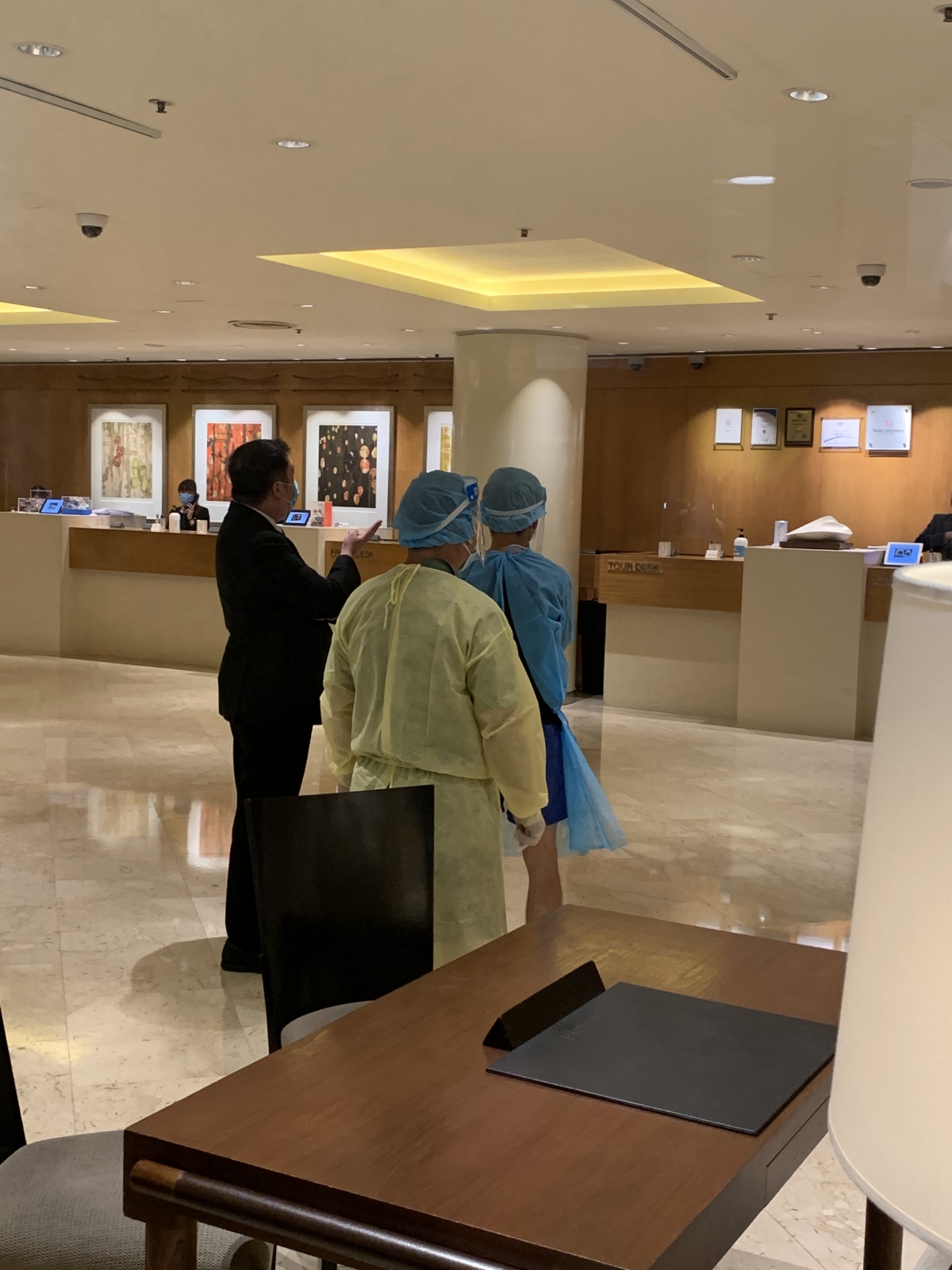 穿上全副保護衣的人員進入帝苑酒店。（點新聞記者攝）