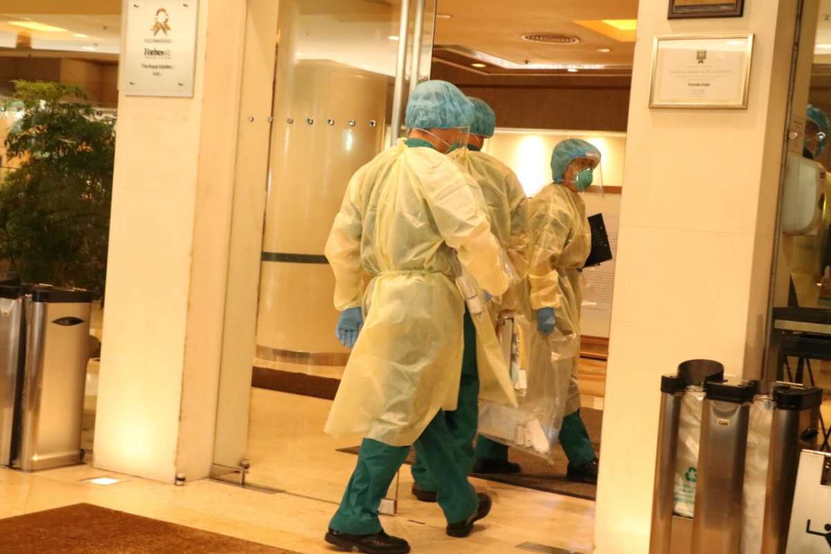 穿上全副保護衣的人員進入帝苑酒店。（點新聞記者攝）