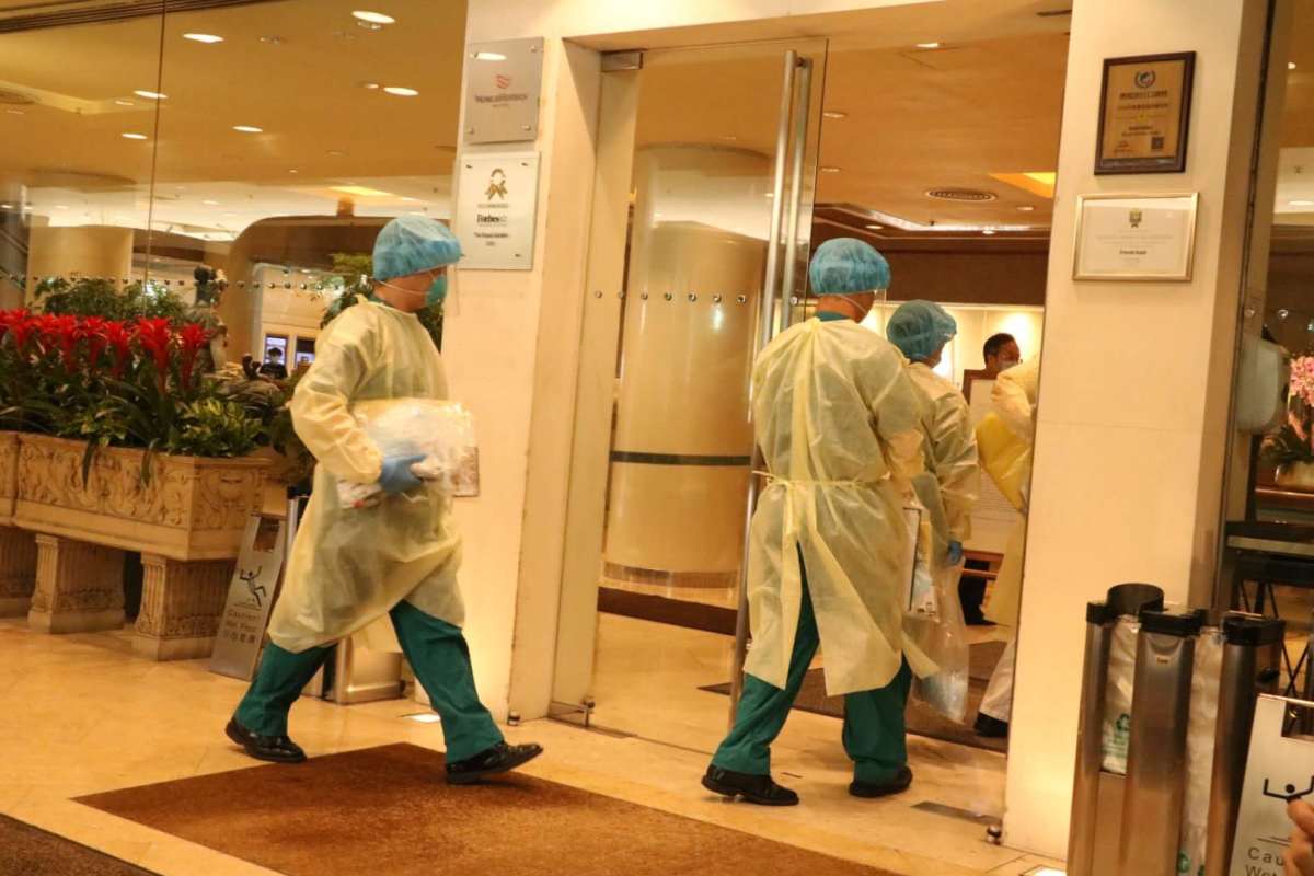 穿上全副保護衣的人員進入帝苑酒店。（點新聞記者攝）