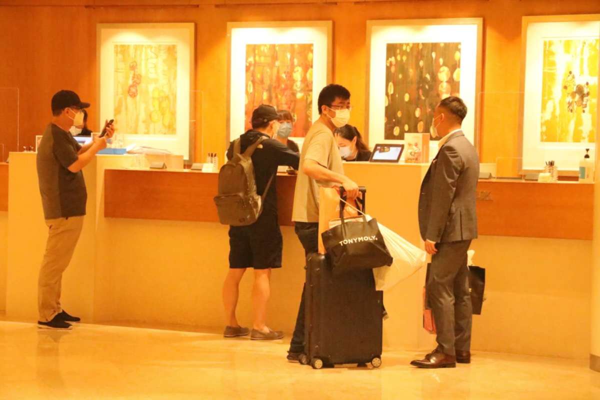 帝苑酒店的住客撤離酒店。（點新聞記者攝）