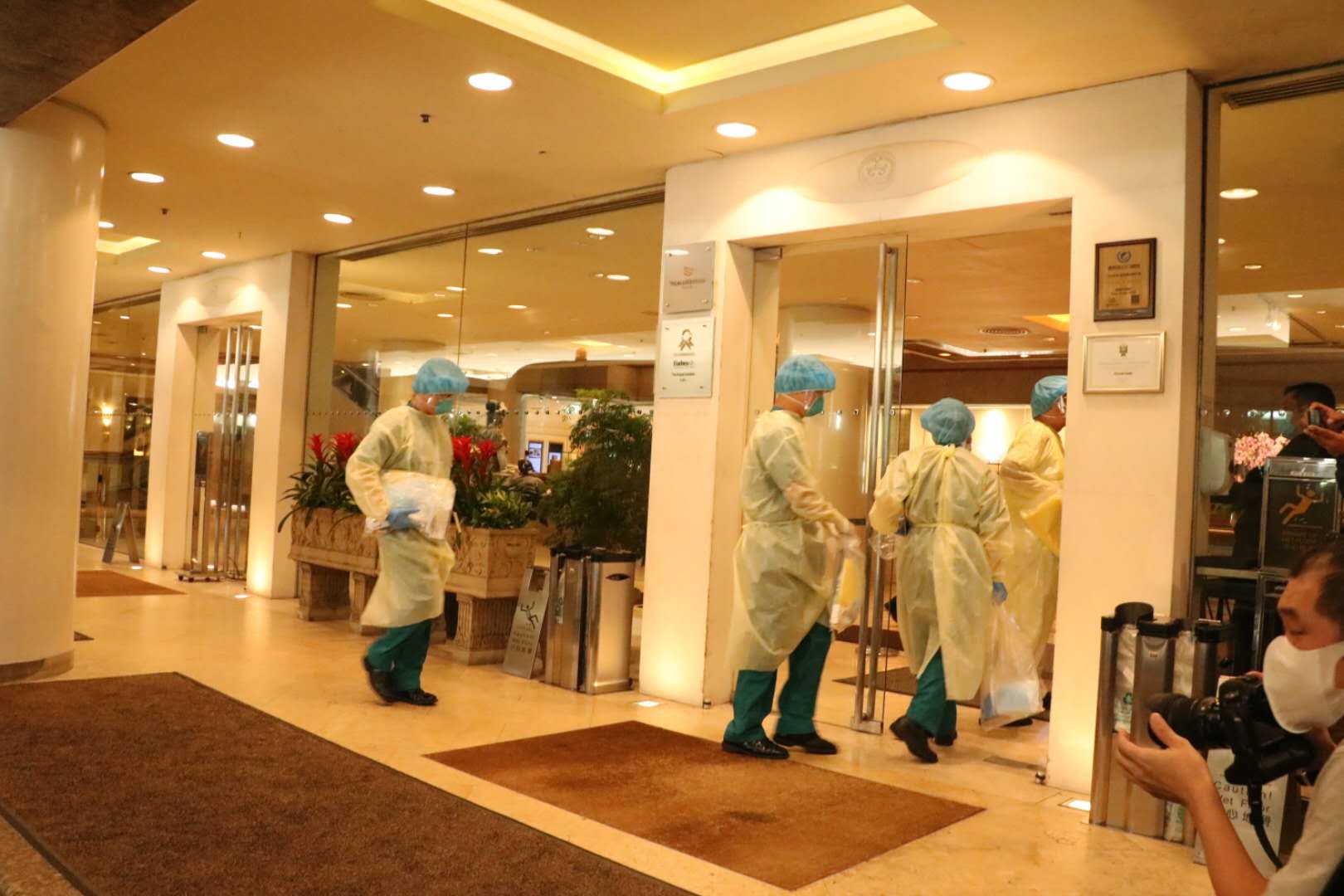 穿上全副保護衣的人員進入帝苑酒店。（點新聞記者攝）