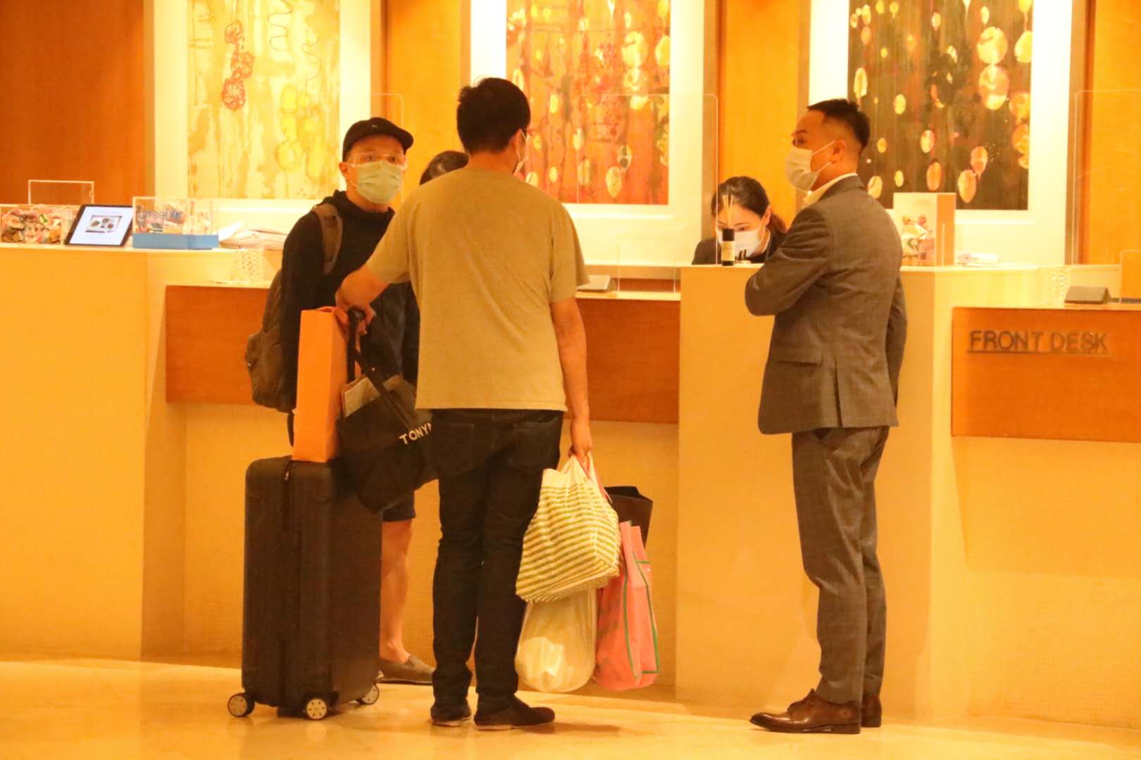 帝苑酒店的住客撤離酒店。（點新聞記者攝）