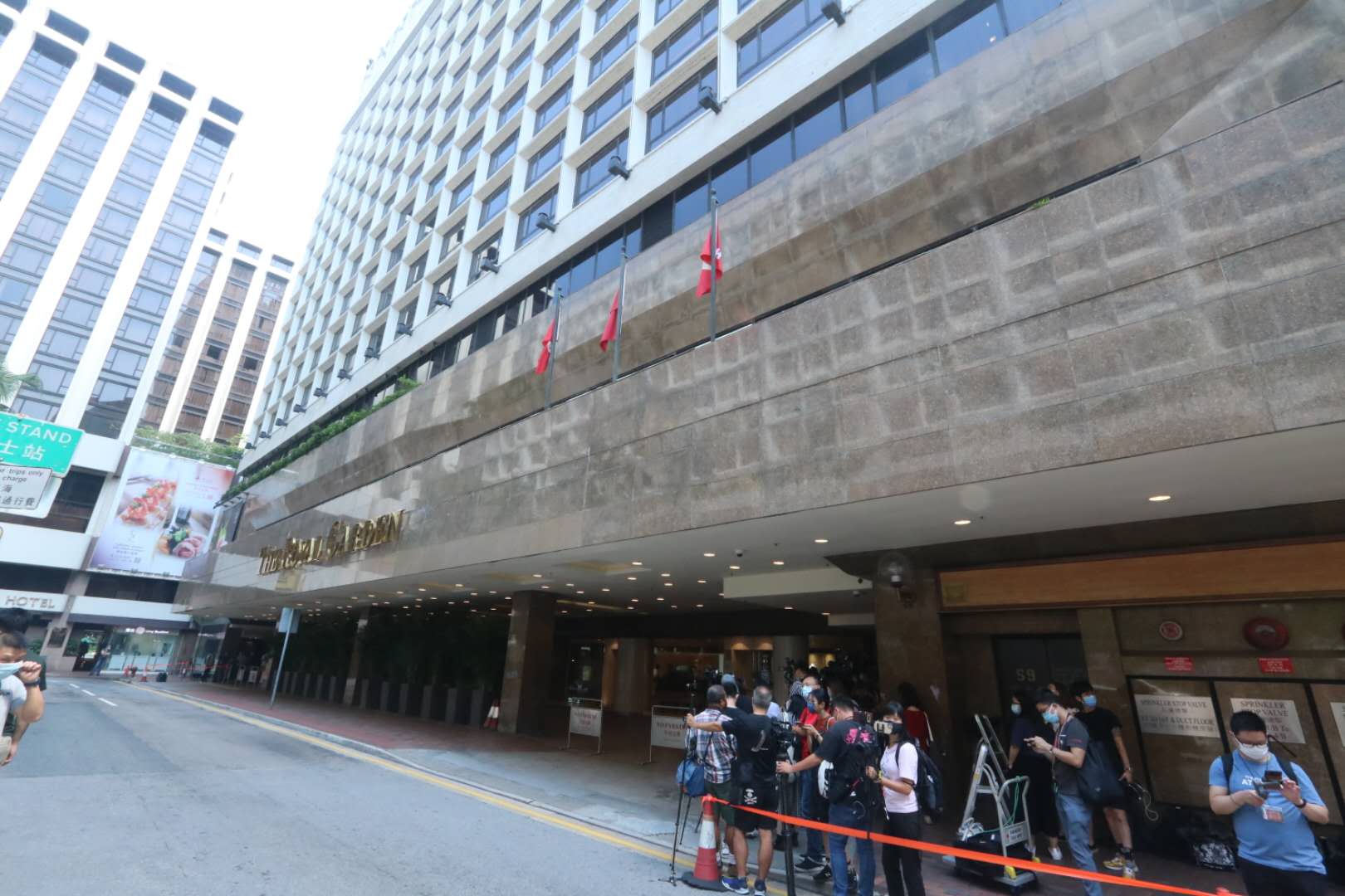 尖沙咀帝苑酒店爆疫，酒店應衞生防護中心要求撤離所有住客。（點新聞記者攝）