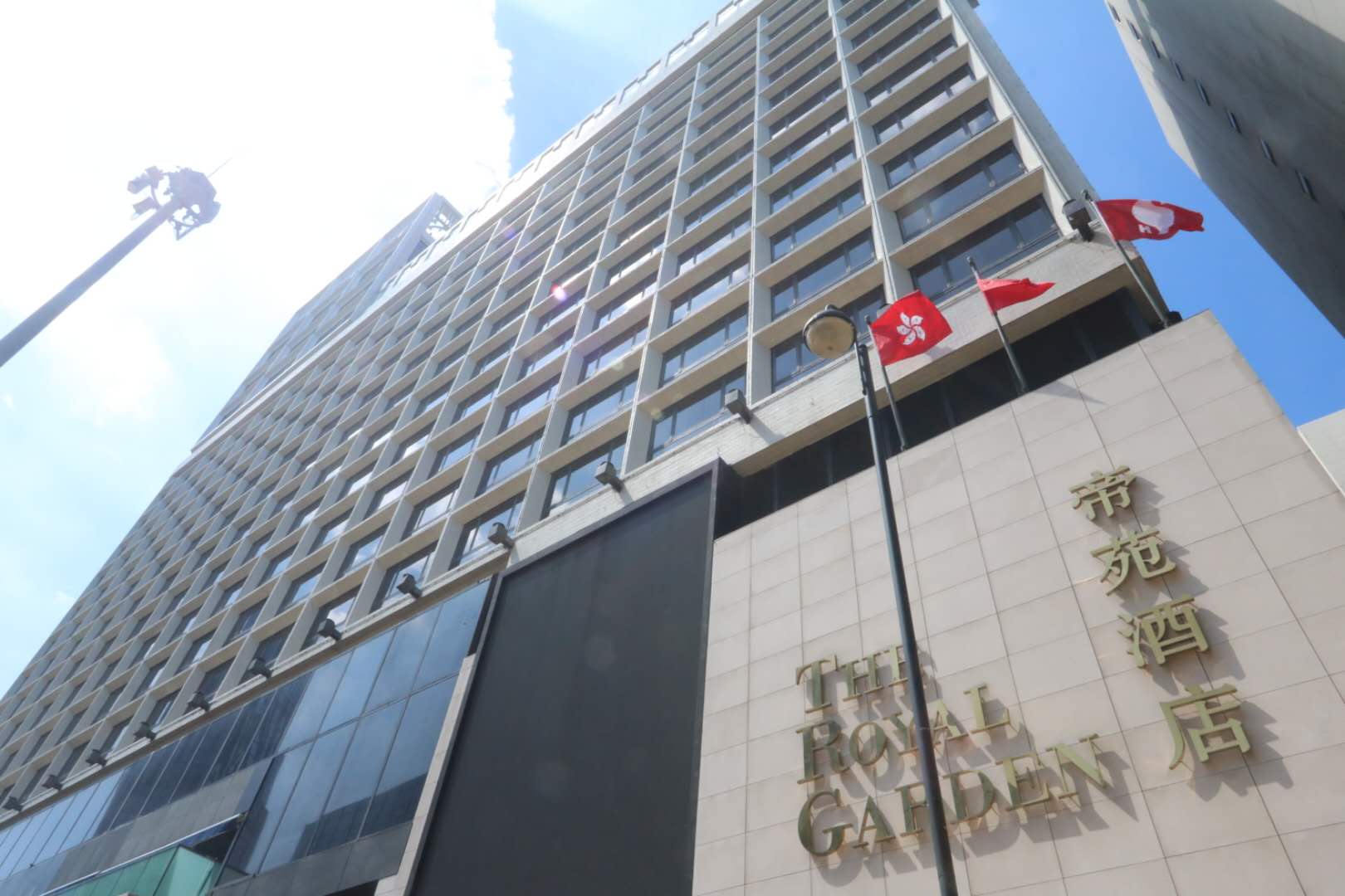 位於尖沙咀麼地道的帝苑酒店，有住客及職員先後確診感染新冠肺炎，酒店應衞生防護中心要求撤離所有住客，並由即日起停業14天。由今早（9日）起陸續有住客帶同行李離開酒店，至下午2時，所有住客已經撤離。（點新聞記者攝）