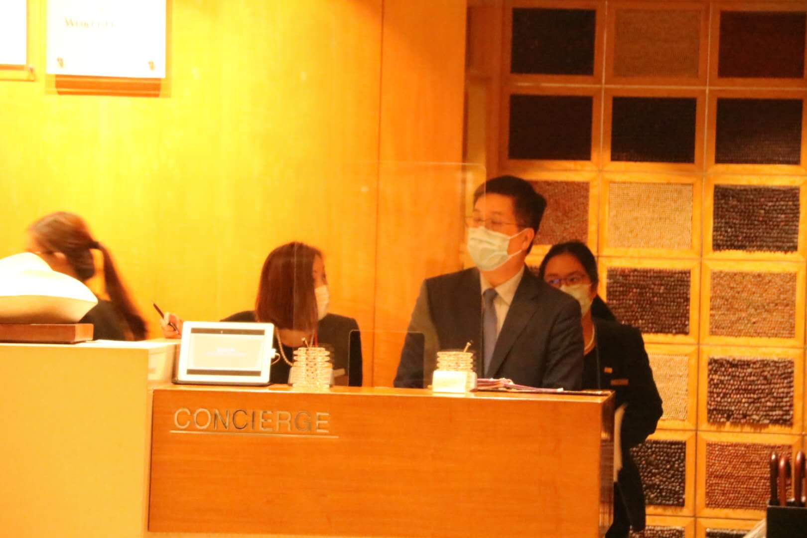 帝苑酒店的住客撤離酒店。（點新聞記者攝）