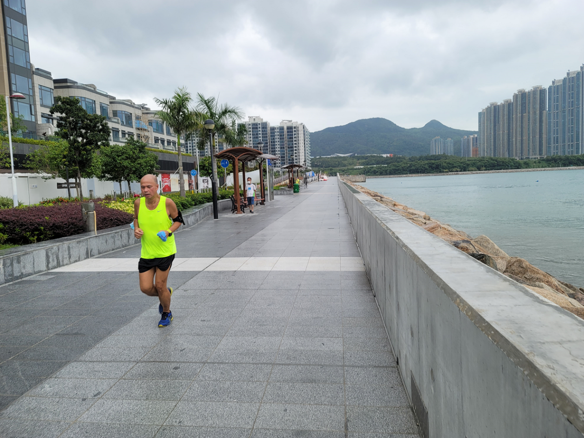 天文台於今日（13日）清晨發出八號熱帶氣旋警告信號，預料八號風球會在日間大部分時間維持。點新聞記者在將軍澳海濱看到，八號風球下仍然有不少市民在海濱做運動、散步、觀海。海面暫時平靜，未見有大風浪，附近地盤停工，有水馬被吹倒。（點新聞記者何燊亮攝）