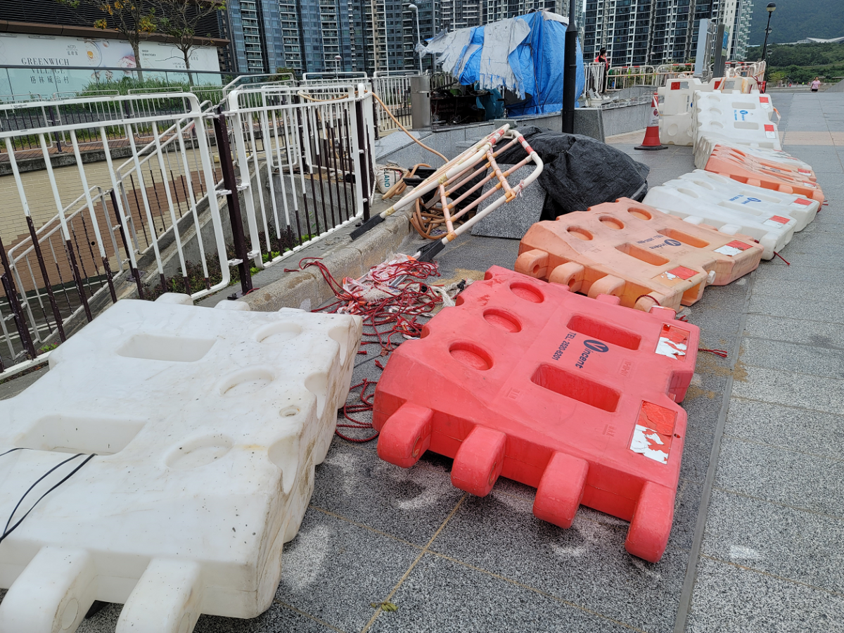 將軍澳海濱附近地盤停工，有水馬被吹倒。（點新聞記者何燊亮攝）