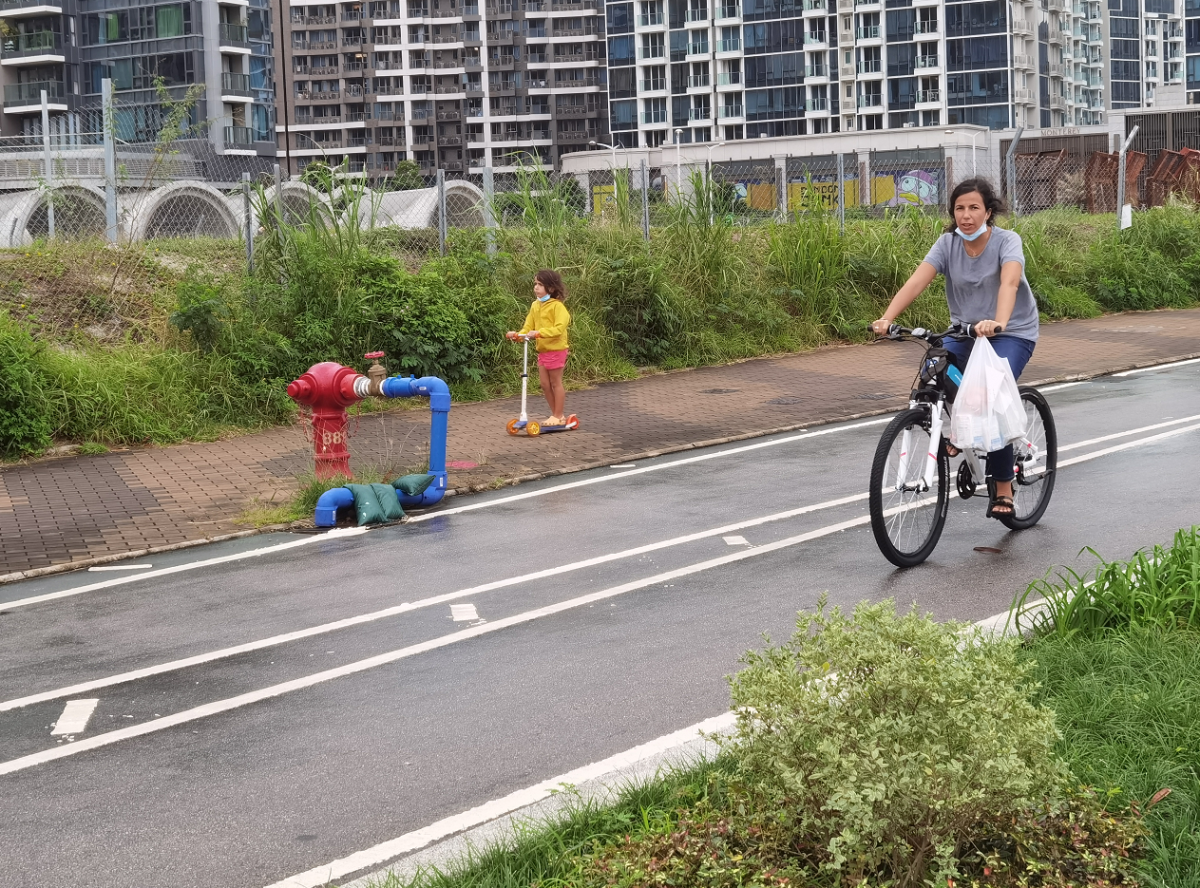 八號風球下，市民在將軍澳海濱做運動。（點新聞記者何燊亮攝）