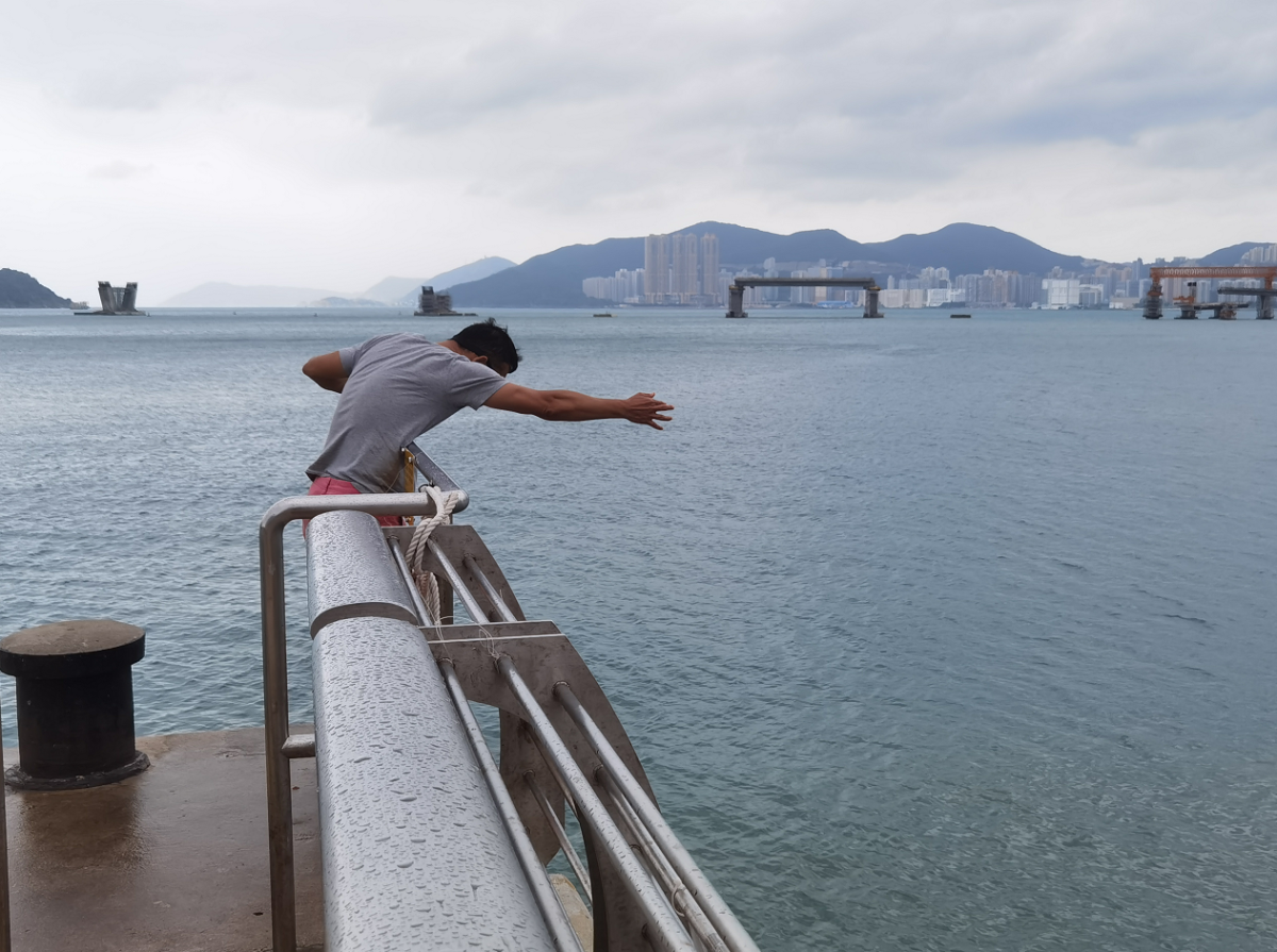 八號風球下，市民在將軍澳海濱觀海。（點新聞記者何燊亮攝）