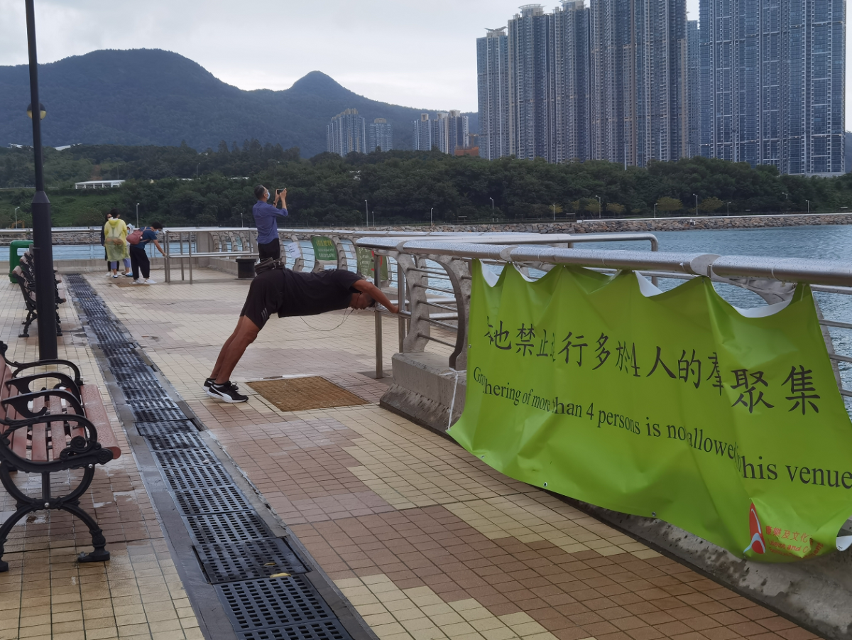 八號風球下，市民在將軍澳海濱做運動。（點新聞記者何燊亮攝）