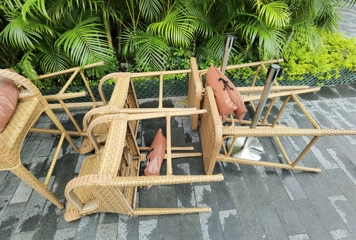 將軍澳海濱有椅子被吹倒。（點新聞記者何燊亮攝）