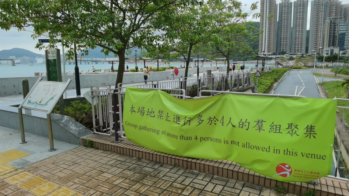 八號風球下，不少市民在將軍澳海濱做運動、散步、觀海。（點新聞記者何燊亮攝）