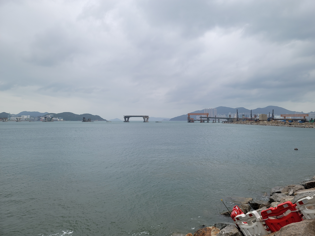 八號風球下，將軍澳海濱附近的海面平靜，未見有大風浪。（點新聞記者何燊亮攝）